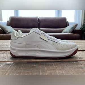 Puma California Sneakers Size 8 White, Gum Sole